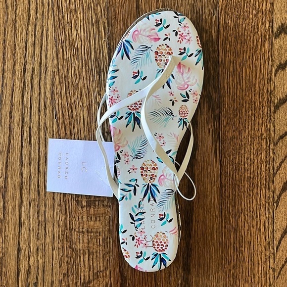 🆕 Lauren‎ Conrad Flip Flop Sandals Pineapples Casual Flats White Size 8 - Picture 3 of 4